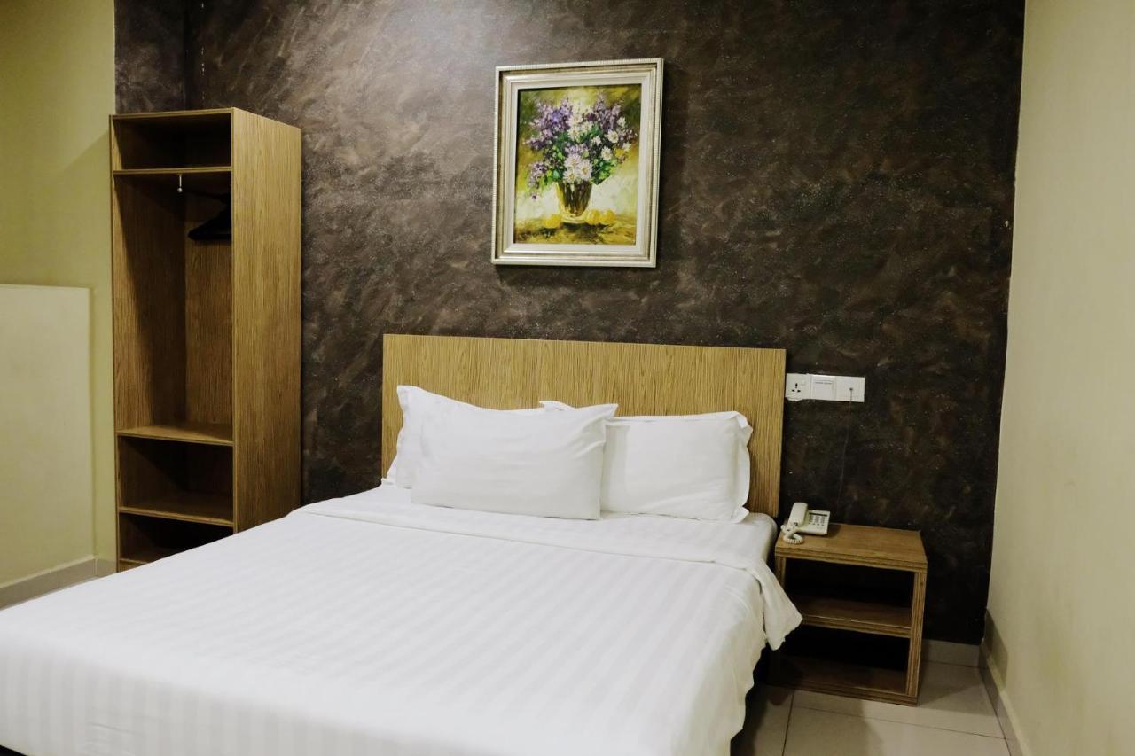 Era Plus Hotel Seri Kembangan Esterno foto