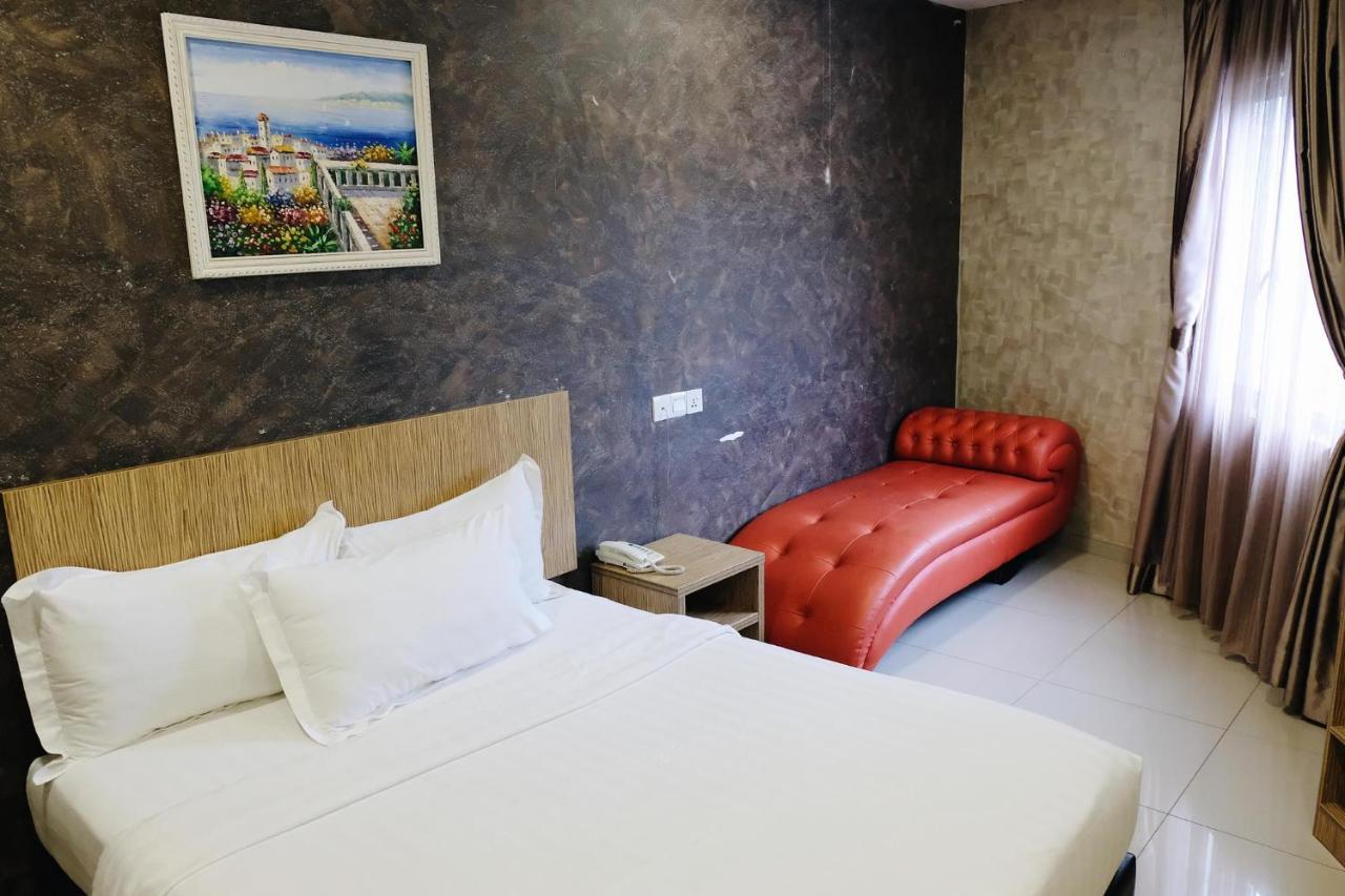 Era Plus Hotel Seri Kembangan Esterno foto
