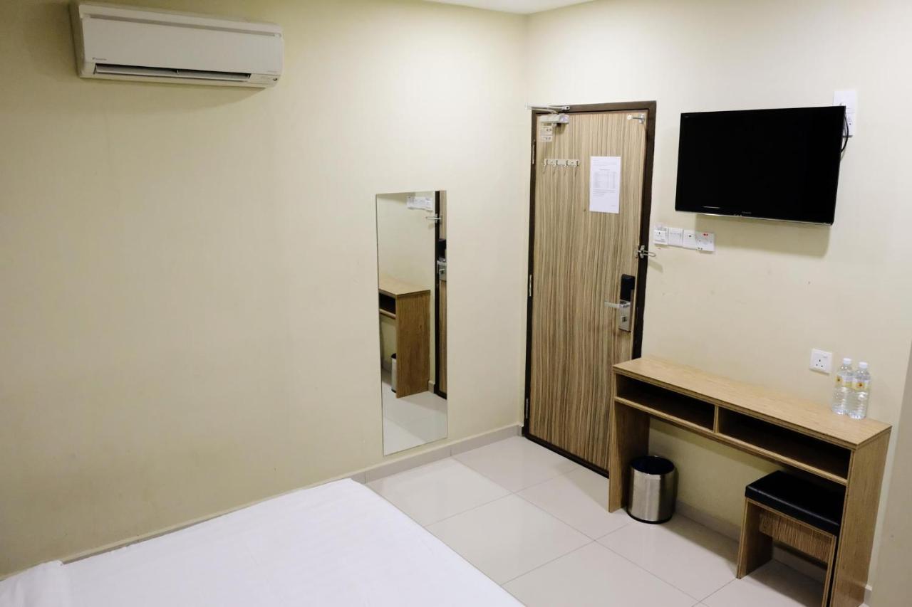 Era Plus Hotel Seri Kembangan Esterno foto