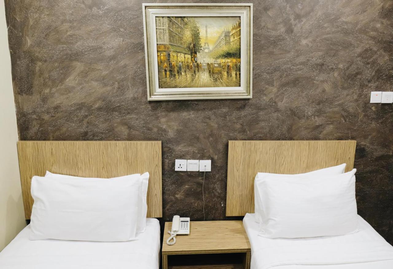 Era Plus Hotel Seri Kembangan Esterno foto