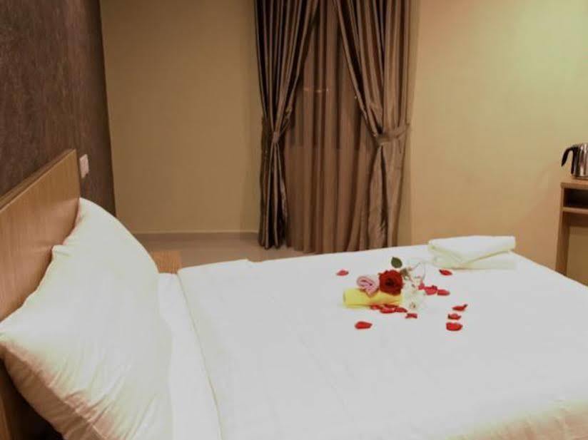 Era Plus Hotel Seri Kembangan Esterno foto